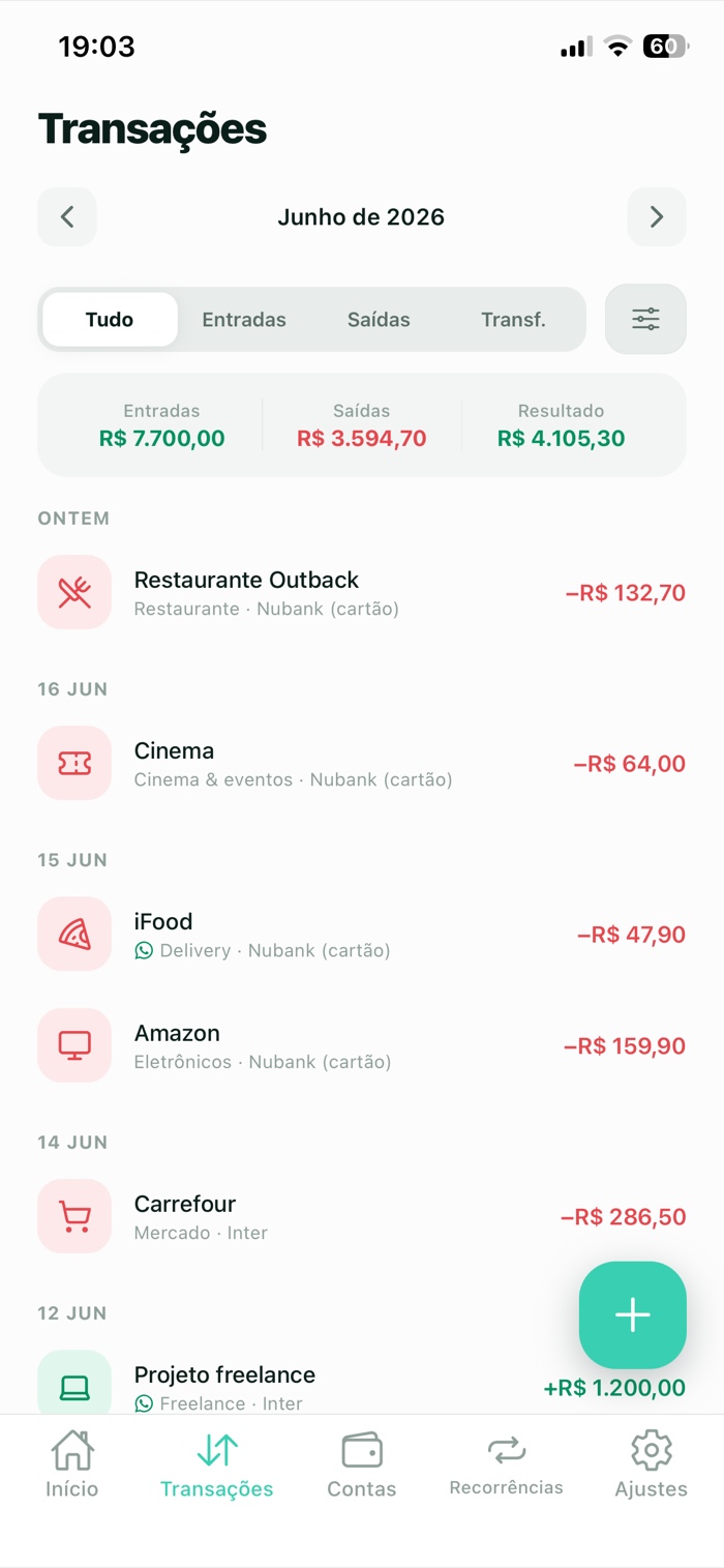 Lista de transações por mês, com categorias e selo de WhatsApp